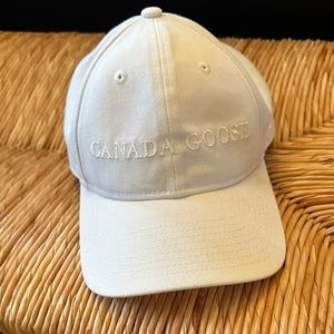 CANADA GOOSE Adjustable Cap in white.